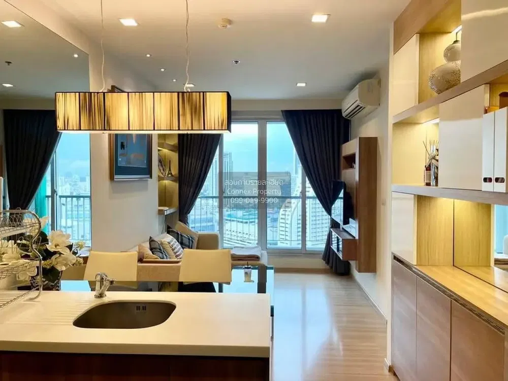 Kuchyně; výhled, moderní styl, přirozené světlo