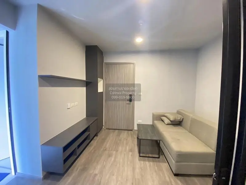 Wohnzimmer; holzboden, moderner stil, tageslicht