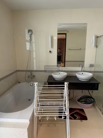 Koupelna; dlažba, po rekonstrukci, přirozené světlo, moderní styl