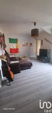 Obývací pokoj; dřevěná podlaha, přirozené světlo, moderní styl