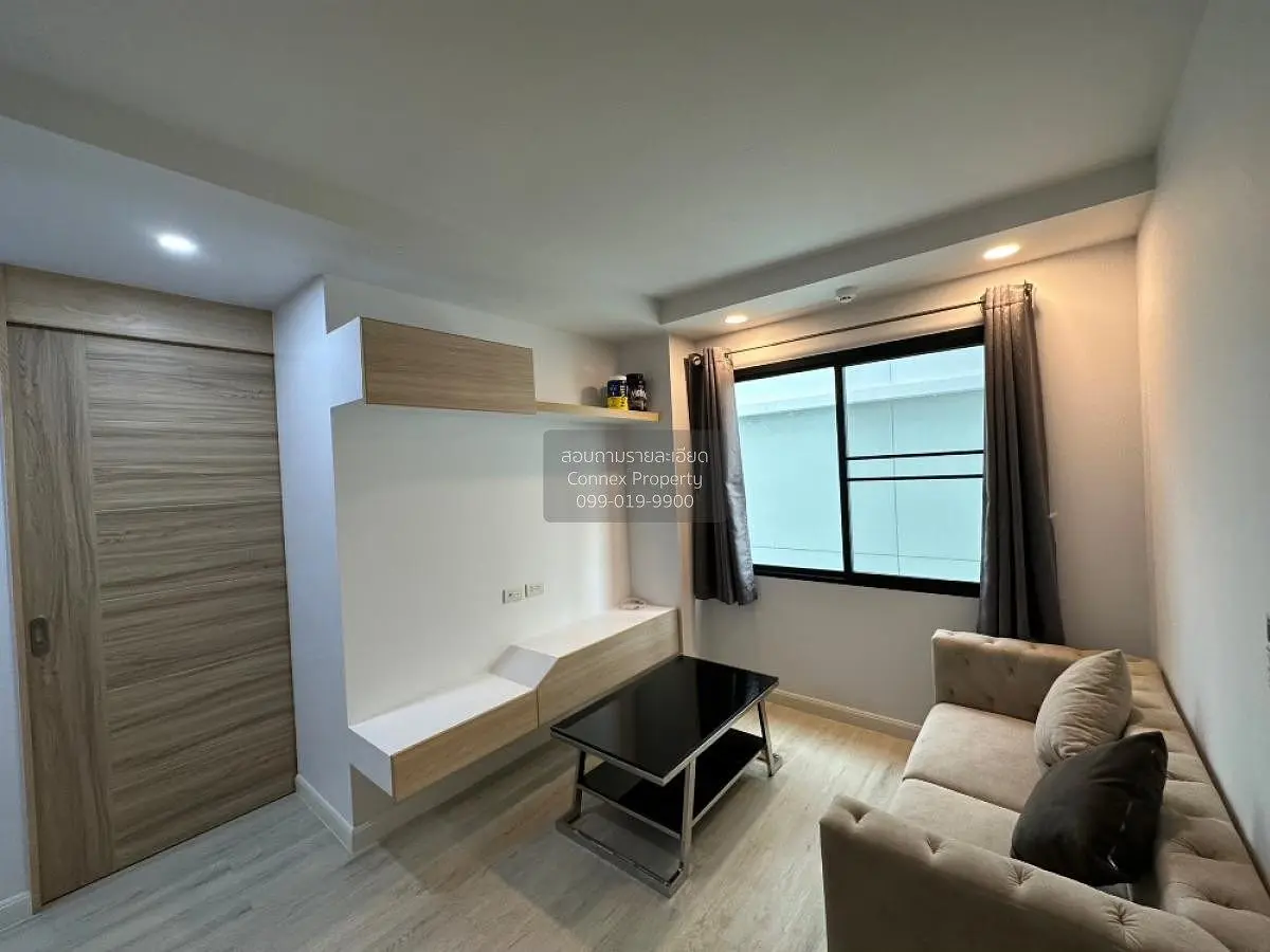 Σαλόνι; φυσικό φως, μοντέρνο στυλ, ξύλινο πάτωμα