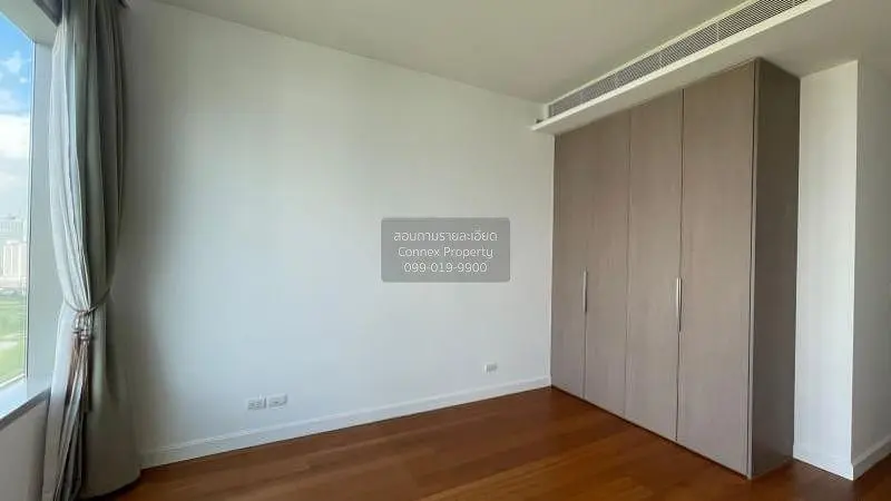 Ložnice; dřevěná podlaha, přirozené světlo, výhled