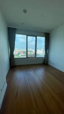 Obývací pokoj; výhled, dřevěná podlaha, přirozené světlo