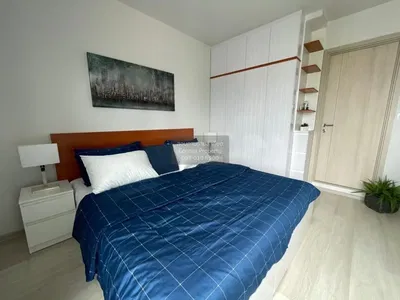 Quarto; estilo moderno, luz natural