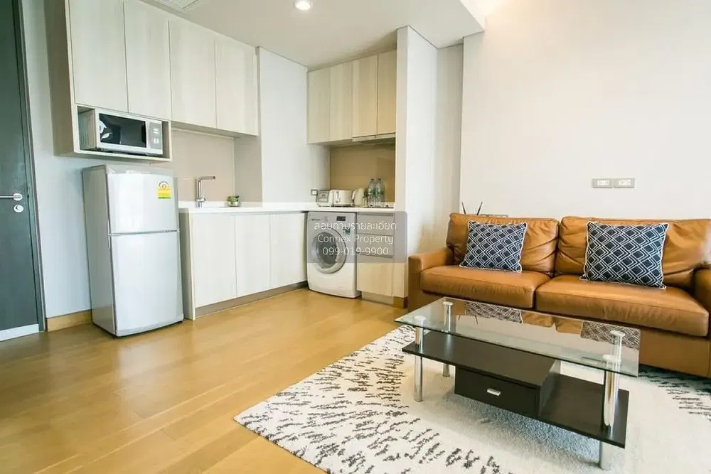 Woonkamer; keukenapparatuur, houten vloer, natuurlijk licht, moderne stijl