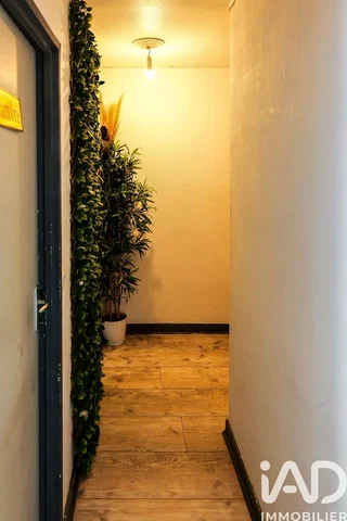 Chamber; wood floor, natural light