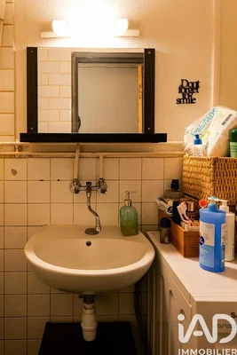 Badezimmer; fliesenboden, renovierungsbedürftig, tageslicht