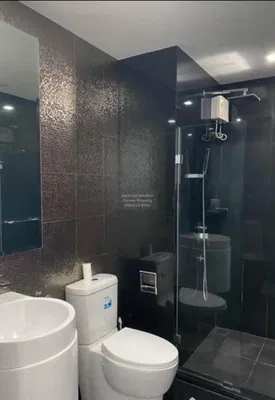 Badkamer; tegelvloer, gerenoveerd, natuurlijk licht