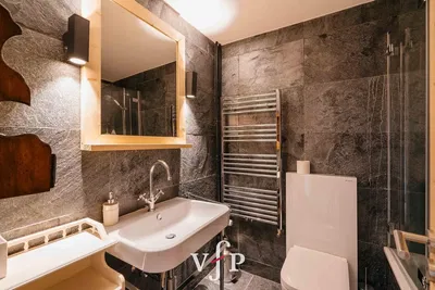 مرحاض; أرضية من البلاط, مجدد, ضوء طبيعي