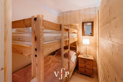 غرفة أطفال; عوارض خشبية, أرضية خشبية, أسلوب ريفي, ضوء طبيعي