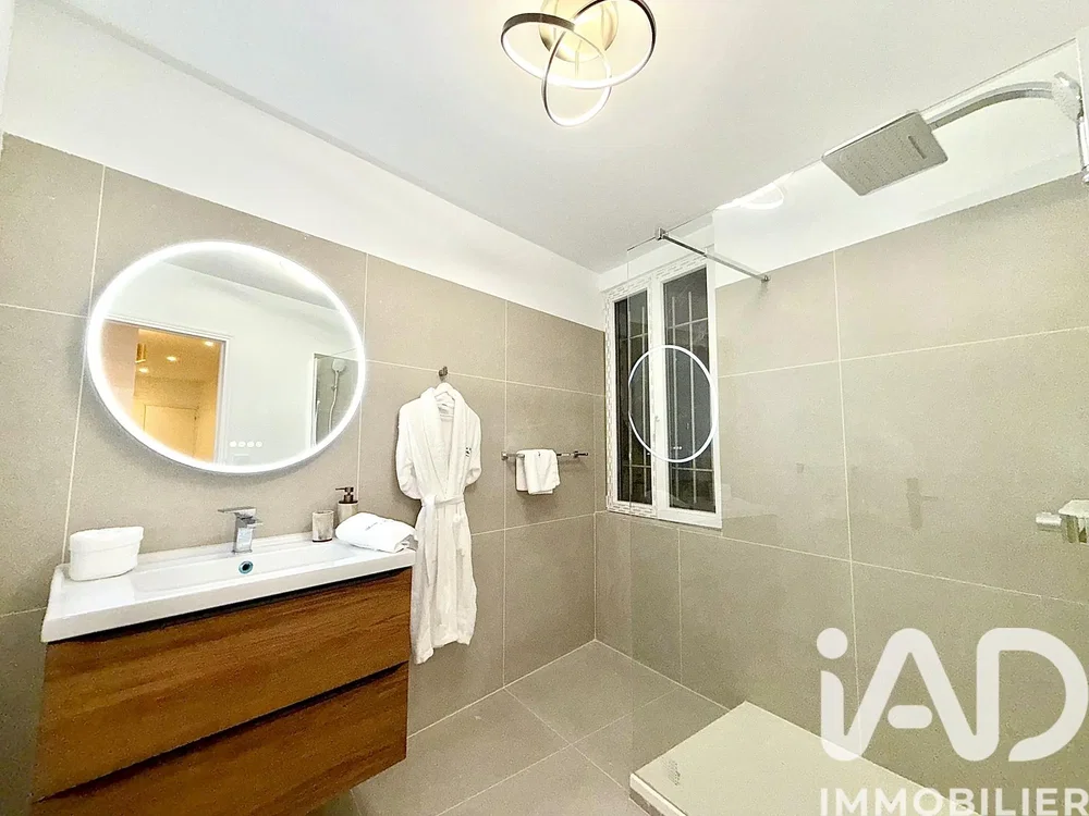 Badezimmer; fliesenboden, renoviert, tageslicht, moderner stil