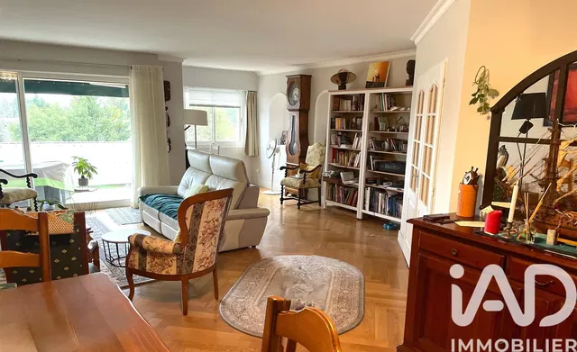 Soggiorno; luce naturale, pavimento in legno, stile rustico