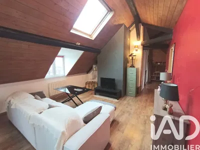 Obývací pokoj; dřevěné trámy, dřevěná podlaha, přirozené světlo, moderní styl