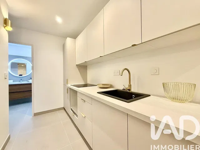 Cucina; elettrodomestici, pavimento in piastrelle, ristrutturato, luce naturale, stile moderno