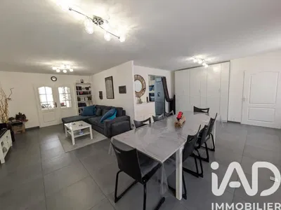 Obývací pokoj; dlažba, přirozené světlo