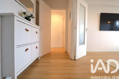 Obývací pokoj; dřevěná podlaha, přirozené světlo, moderní styl