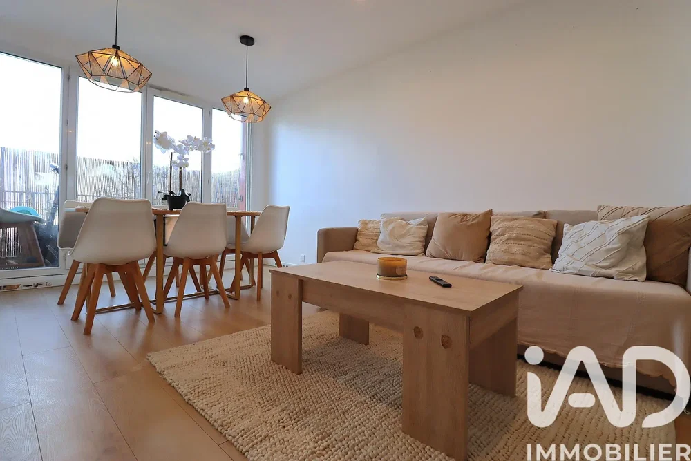 Obývací pokoj; přirozené světlo, moderní styl, dřevěná podlaha