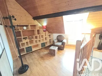 Obývací pokoj; dřevěné trámy, dřevěná podlaha, přirozené světlo, rustikální styl