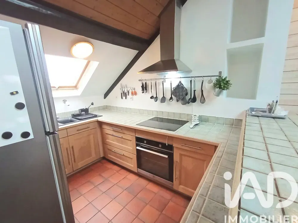 Kuchyně; kuchyňské spotřebiče, dlažba, přirozené světlo, moderní styl