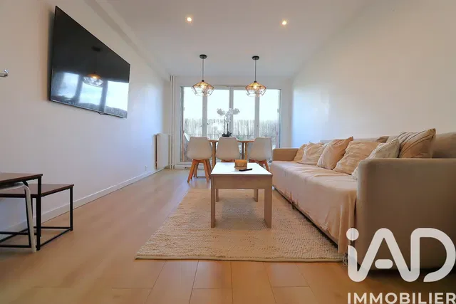 Obývací pokoj; výhled, přirozené světlo, moderní styl, dřevěná podlaha