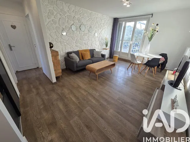 Living room; modern style, natural light, wood floor