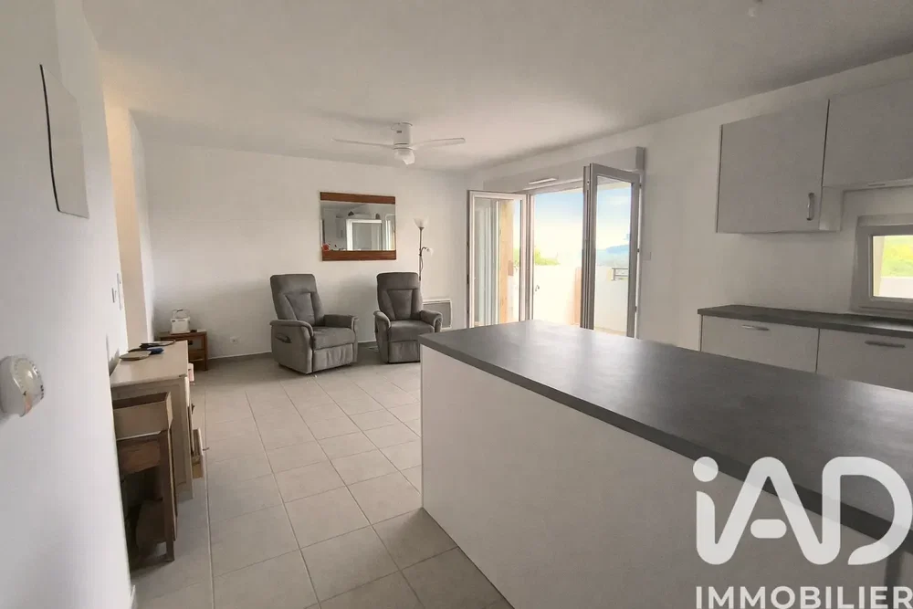 Cocina; vista, suelo de baldosas, luz natural