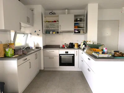 Cocina; electrodomésticos, suelo de baldosas, luz natural, estilo moderno