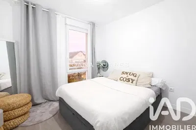 Ložnice; přirozené světlo, moderní styl