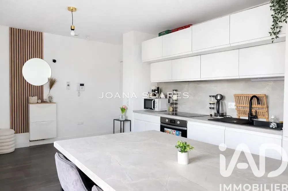 Kuchyně; kuchyňské spotřebiče, moderní styl, po rekonstrukci, přirozené světlo