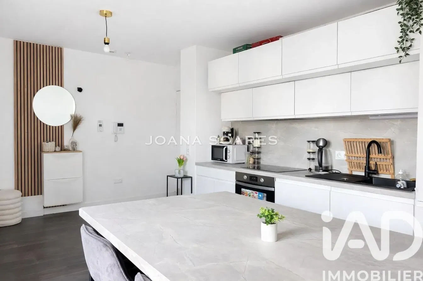 Kuchyně; kuchyňské spotřebiče, moderní styl, po rekonstrukci, přirozené světlo