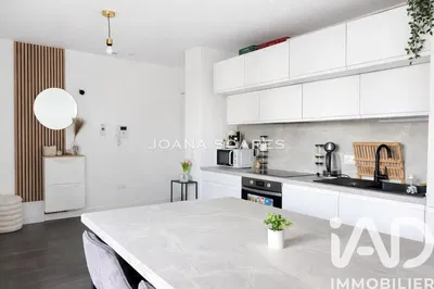 Kuchyně; kuchyňské spotřebiče, moderní styl, po rekonstrukci, přirozené světlo