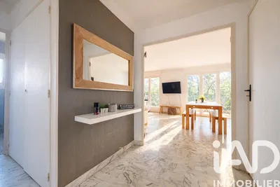 Obývací pokoj; dlažba, přirozené světlo, moderní styl