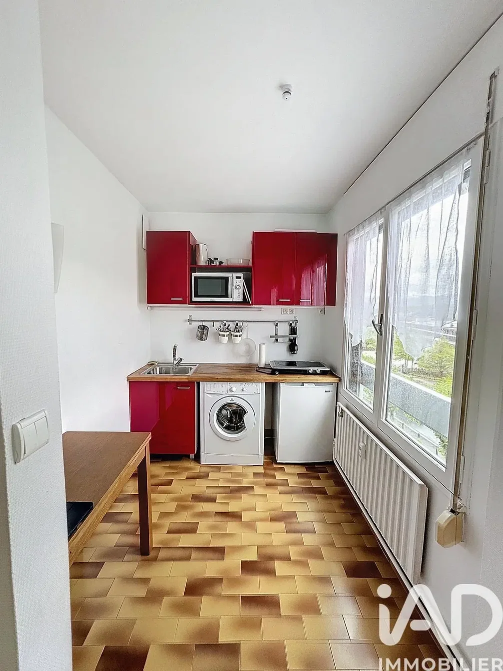 Cucina; elettrodomestici, pavimento in piastrelle, vista
