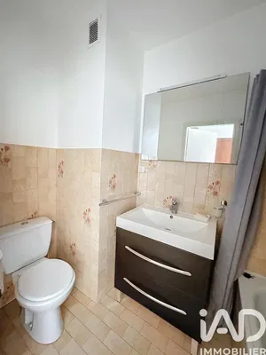 Toilette; pavimento in piastrelle, luce naturale, ristrutturato