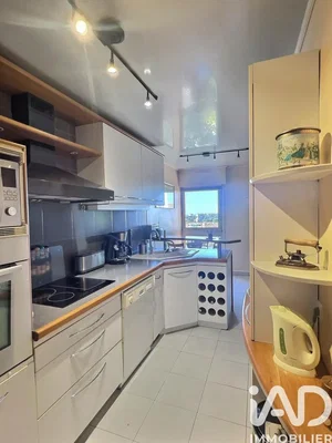 Cuisine; électroménager, carrelage, lumière naturelle, style moderne