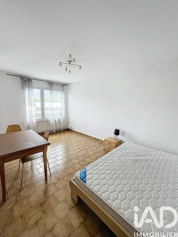 Camera da letto; pavimento in piastrelle, luce naturale