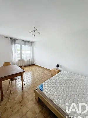 Camera da letto; pavimento in piastrelle, luce naturale