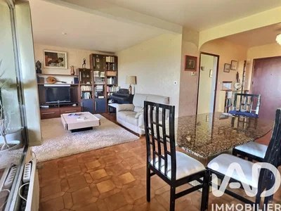 Salon; carrelage, lumière naturelle