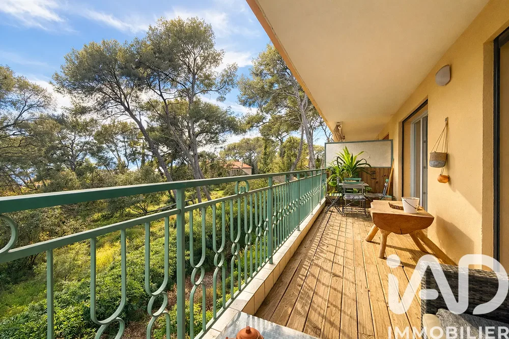 Balkon; výhled, dřevěná podlaha, přirozené světlo