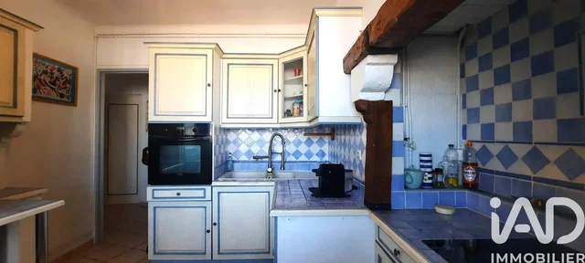 Cozinha; eletrodomésticos, chão de azulejo, luz natural