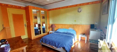 Schlafzimmer; holzboden, tageslicht