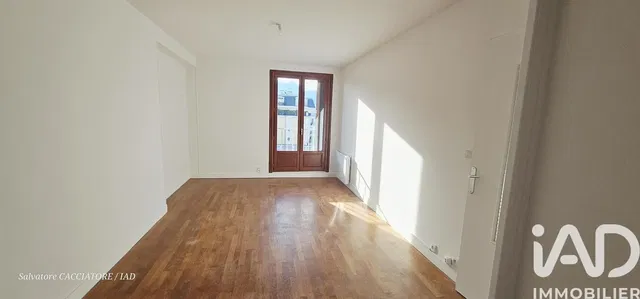 Woonkamer; uitzicht, houten vloer, natuurlijk licht