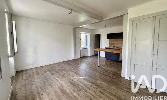 Woonkamer; houten vloer, natuurlijk licht