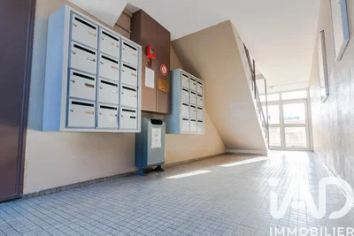 Vestiyer; fayans zemin, doğal ışık