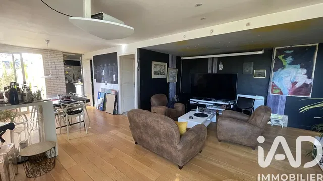 Дневна соба; поглед, дрвени под, природно светло, модерни стил