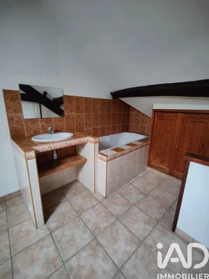 Badezimmer; fliesenboden, renovierungsbedürftig