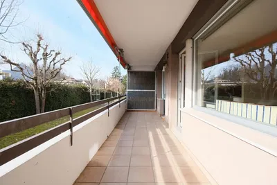 شرفة; أرضية من البلاط, إطلالة