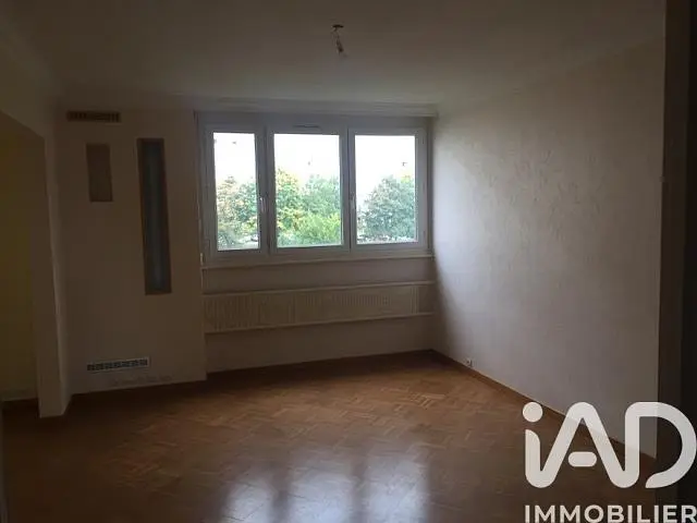 Obývací pokoj; výhled, přirozené světlo, dřevěná podlaha