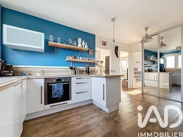 Kitchen; kitchen appliances, renovated, natural light