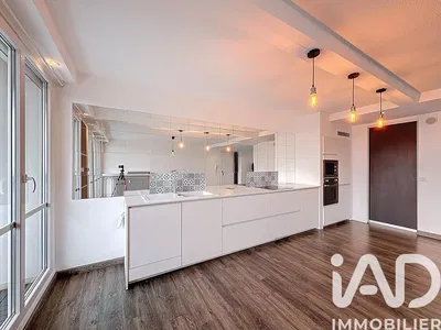 Кухиња; модерни стил, реновиран, дрвени под, природно светло